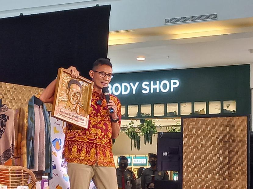 Menparekraf Sandiaga Uno mengunjungi pameran Apresiasi Kreasi Indonesia (AKI) 2022 di Cilegon Center Mall, Banten.