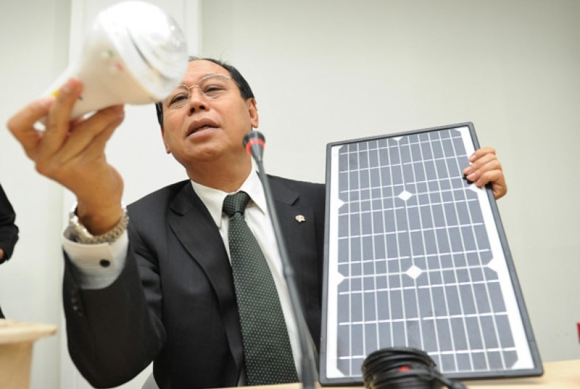 Menperan Djan Farid memperhatikan lampu bolham dan perangkat solar cell atau pembangkit listrik tenaga panel surya yang akan dipasang di rumah murah pada jumpa pers di Jakarta, Rabu (11/4). Perangkat listrik hemat energi yang rencananya dikerjakan oleh BPP