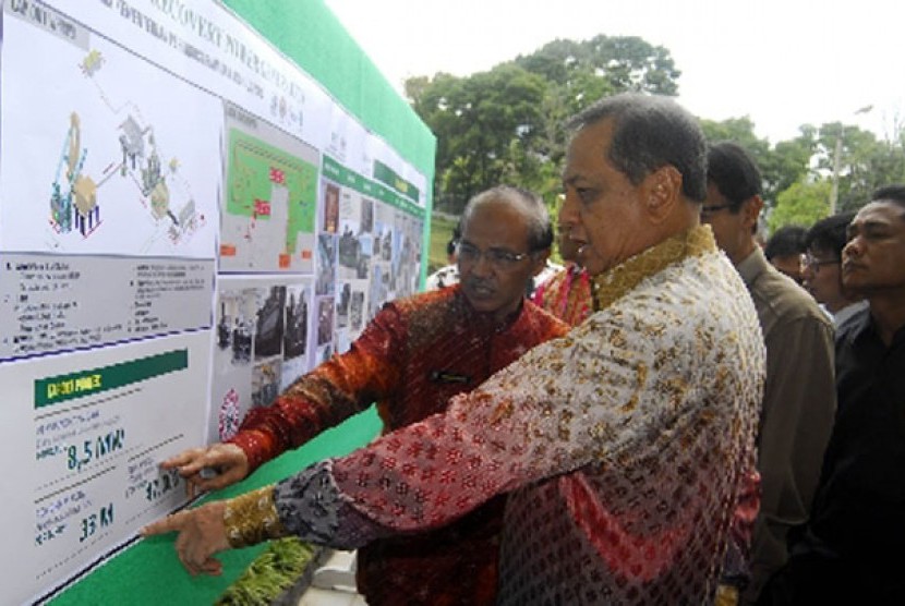 Menperin MS Hidayat (depan) mendengar penjelasan Direktur PT.Semen Padang Mundi Arifin pada peresmian proyek Waste Heat Reconery Power Generation (WHRPG) di Padang, Sumbar, Rabu (26/10)