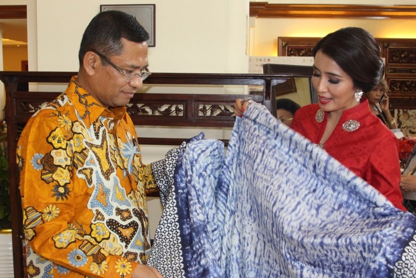  Menperin Saleh Husin berbincang dengan Ketua Umum Yayasan Batik Jawa Barat (YBJB) Ibu Sendy Dede Yusuf memperhatikan kain batik kontemporer yang turut dipamerkan pada pameran Pesona Batik Pesisir Utara Jawa Barat bertema “Urat Nadi Penjaga Tradisi”, di Ja
