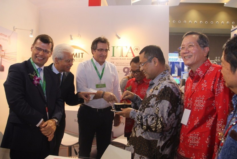 Menteri Perindustrian Saleh Husin mencoba menyablon kaos menggunakan alat manual screen printing press “Kruzer” saat mengunjungi stan Citra Union Inks di Pameran Indo Intertex, Indo Dyechem, Indo Texprint, dan Inatex di Jakarta, Rabu (27/4)..