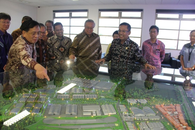 Menperin Saleh Husin mendengarkan penjelasan dari Wakil Presdir PT Gajah Tunggal Budhi Santoso Tanasaleh (paling kiri) mengenai lokai pengetesan ban (proving ground) milik PT Gajah Tunggal di Karawang, Jawa Barat, Kamis (19/5).