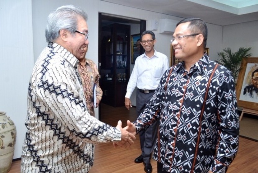 Menperin Saleh Husin menerima kunjungan Ketua I Gabungan Industri Kendaraan Bermotor Indonesia (Gaikindo) Jongkie D Sugiarto di kantor Kementerian Perind