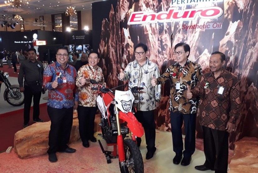 Menperindag Airlangga Hartarto ketika mengunjungi stan sejumlah peserta Indonesia motorcylce show (Imos) di Jakarta Convetion Centre Rabu (31/10).