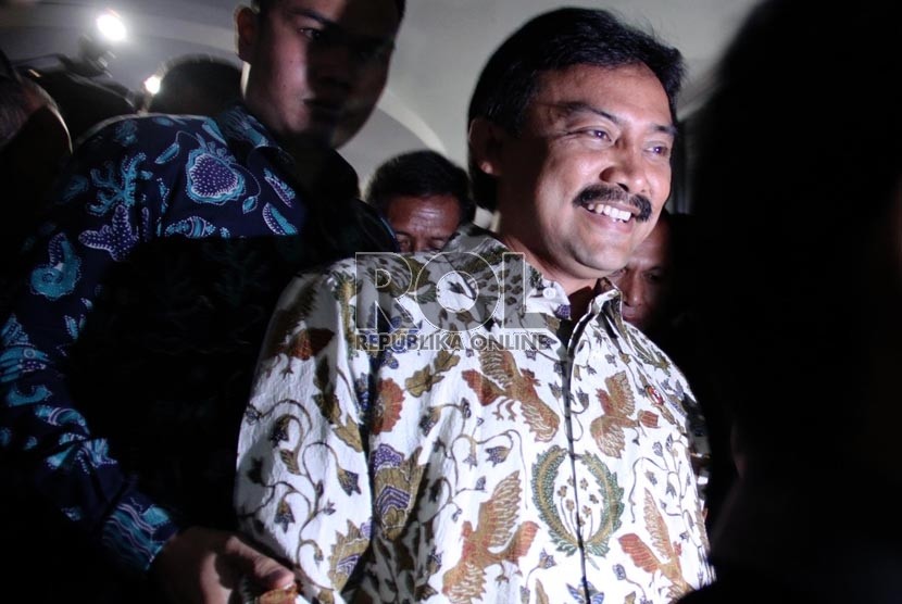  Menpora Andi Alifian Mallarangeng memberikan keterangan pers terkait pengunduran dirinya sebagai Menpora di kantor Kementerian Pemuda dan olahraga di Jakarta, Jumat (7/12).  (Republika/Yasin Habibi)