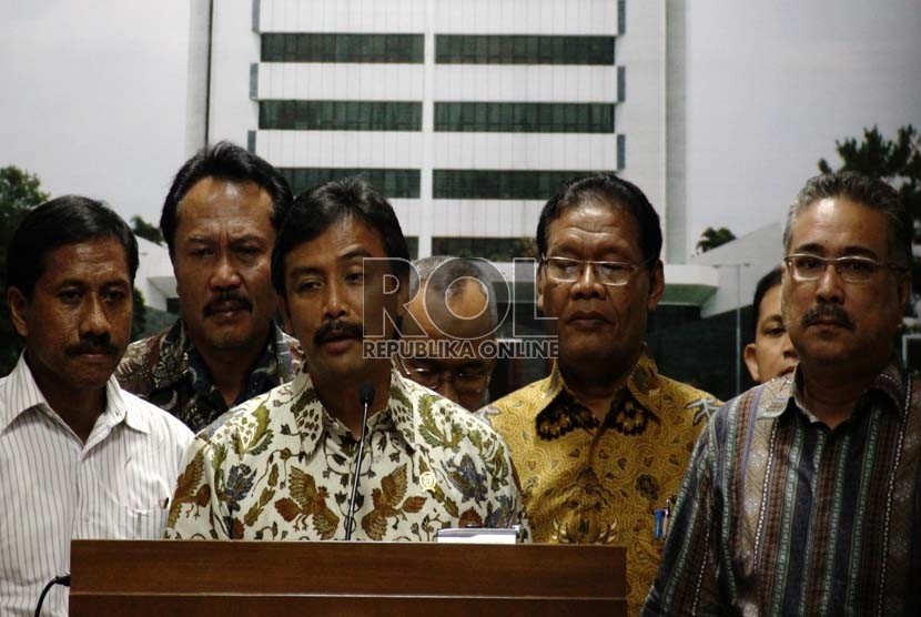  Menpora Andi Alifian Mallarangeng memberikan keterangan pers terkait pengunduran dirinya sebagai Menpora di kantor Kementerian Pemuda dan olahraga di Jakarta, Jumat (7/12).  (Republika/Yasin Habibi)