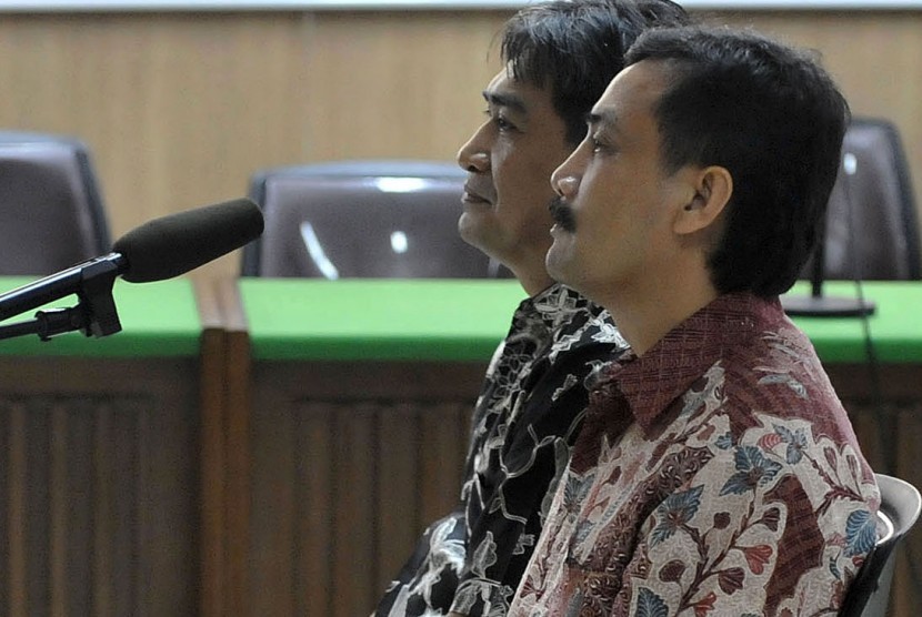 Menpora Andi Mallarangeng dan Choel Mallarangeng bersiap menjadi saksi dalam sidang kasus pencemaran nama baik dengan terdakwa aktivis Bendera Mustar Bona Ventura dan Ferdi Semaun di Pengadilan Negeri Jakarta Pusat, Kamis (20/1). 