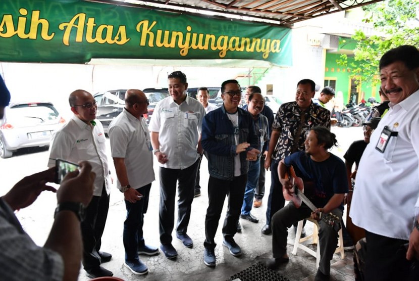 Menpora Bercengkrama dengan Pengamen. Menpora Imam Nahrawi tiba di Semarang dan bercengkrama dengan para pengamen di Semarang.