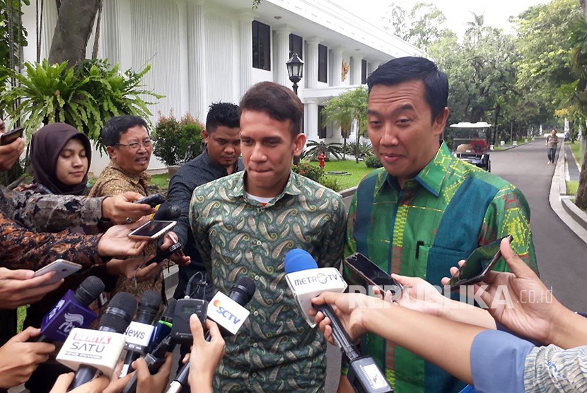 Menpora dan Pemain Timnas U-19 dan U-23 Egy Maulana Vikri usai diterima di Istana Merdeka untuk bertemu Presiden Jokowi, Jumat (23/3). 