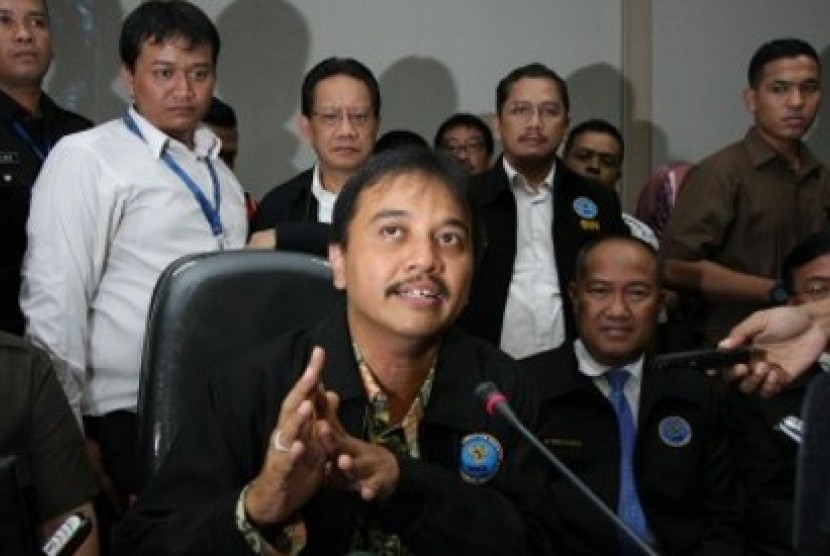 MENPORA DATANGI BNN. Menteri Pemuda dan Olahraga Roy Suryo (kiri) memberikan keterangan kepada wartawan seusai mendatangi kantor BNN di Cawang, Jakarta Timur.