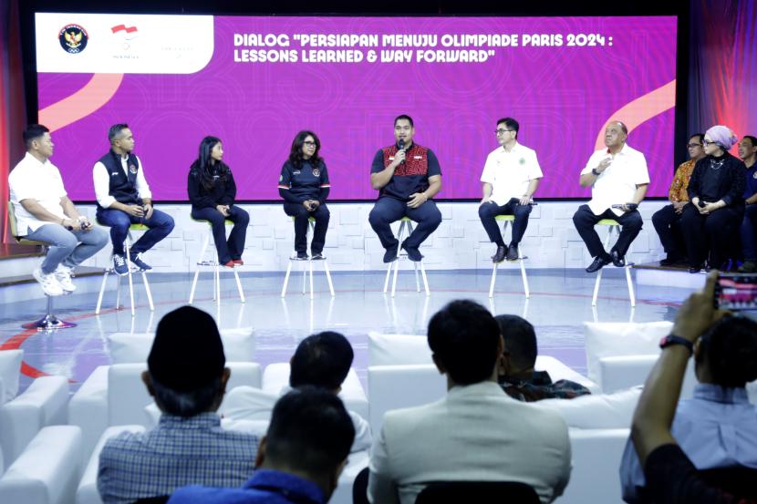 Menpora Dito Ariotedjo berbicara dalam dialog Persiapan Menuju Olimpiade Paris 2024 yang menghadirkan para stakeholder olahraga dan para atlet yang lolos ke Olimpiade. Acara ini digagas oleh Chef de Mission Kontingen Indonesia untuk Olimpiade 2024 Anindya Bakrie (kedua kiri).