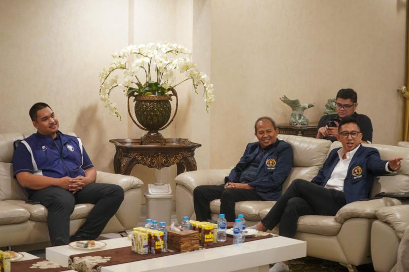 Menpora Dito Ariotedjo (kiri) saat menerima kepengurusan baru SIWO PWI PUsat di rumah dinasnya di Jakarta, Rabu (10/1/2024) petang.