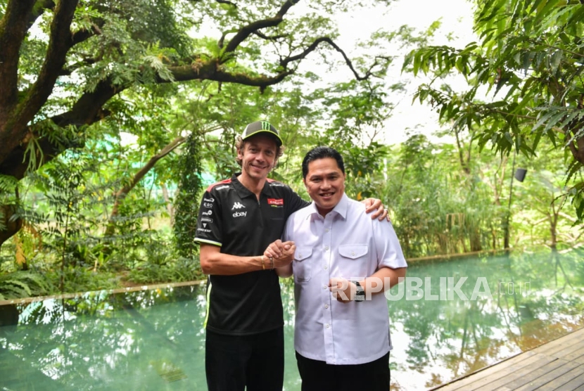 Menpora Erick Thohir (kanan)  bersama legenda MotoGP Valentino Rossi.