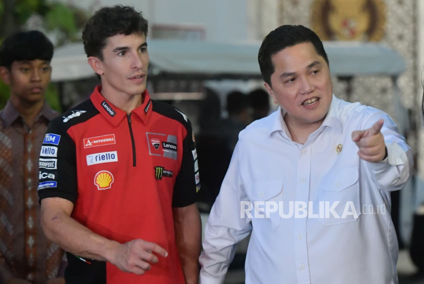 Menpora Erick Thohir (kanan) bersama juara dunia MotoGP 2025 Marc Marquez.
