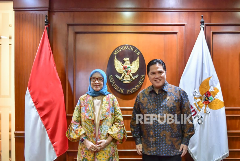 Menpora Erick Thohir (kanan) bertemu dengan Menteri PANRB Rini Widyantini.