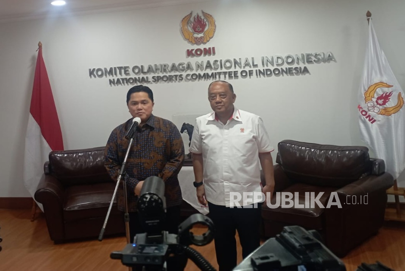 Menpora Erick Thohir (kiri) bersama Ketua Umum KONI Pusat Marciano Norman.