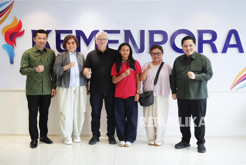 Menpora Erick Thohir menyatakan mendukung atlet muda snowboarding Indonesia, Zazi Betari Landman, saat melalukan pertemuan di kantor Kemenpora, Jakarya, Jumat (3/10/2025).