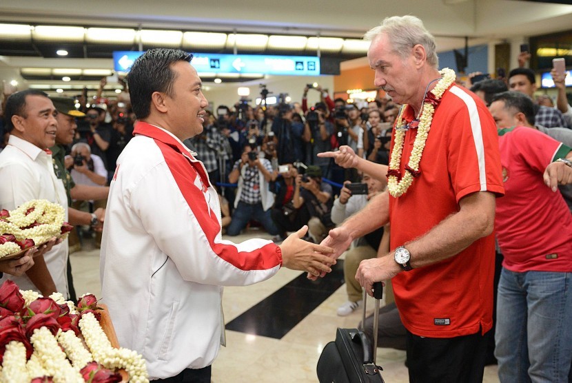 Menpora Imam Nachrawi (kiri) bersalaman dengan pelatih timnas Indonesia Alfred Rield saat menyambuit kedatangan di terminal 2F Bandara Sukarno Hatta, Tangerang, Banten, Minggu (18/12).