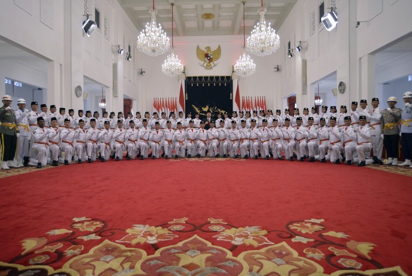 Menpora Imam Nachrawi (tengah) bersama Pasukan Pengibar Bendera Pusaka (Paskibraka) Nasional 2016 yang akan bertugas dalam upacara Peringatan Detik-Detik Proklamasi HUT ke-71 RI berfoto seusai upacara pengukuhan di Istana Negara, Jakarta, Senin (15/8).