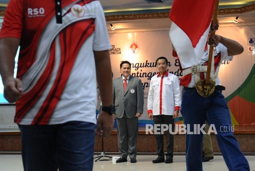 Menpora Imam Nachrowi (kanan) dan Ketua Umum Komite Olimpiade Indonesia (KOI) Erik Thohir (kiri) saat Pengukuhan dan Pelepasan Kontingen Indonesia Olimpiade 2016 di Jakarta, Selasa (21/6).   (Republika/ Tahta Aidilla)