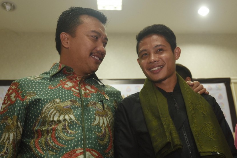 Menpora Imam Nahrawi berbincang dengan pesepakbola Evan Dimas (kanan) saat konferensi pers mengenai rencana keberangkatan Evan ke Spanyol di Kantor Kemenpora, Jakarta, Selasa (2/2). (Antara/Akbar Nugroho Gumay)