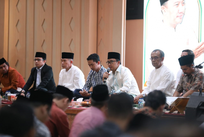 Menpora Imam Nahrawi berbuka puasa bersama dengan stakeholder pemuda dan olahraga di Wisma Kemenpora, Jakarta (17/5). Sesmenpora Gatot S. Dewa Broto, beserta jajaran pejabat Kemenpora lainnya hadir dalam kesempatan ini.