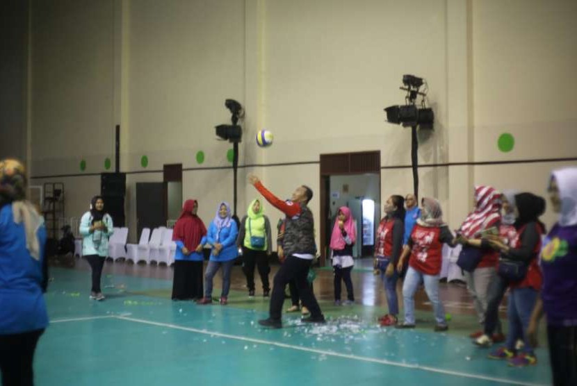 Menpora, Imam Nahrawi bermain bola voli bersama ibu-ibu peserta Pekan Olahraga Perempuan (POP) di Bogor (28/9).