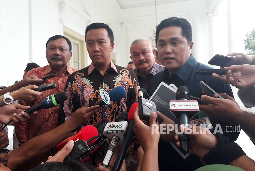 Menpora Imam Nahrawi bersama Ketua Inasgoc Erick Thohir, Gubernur Sumatera Selatan Alex Noerdin memberikan keterangan pers usai rapat terbatas Asian Games, Rabu (18/4).