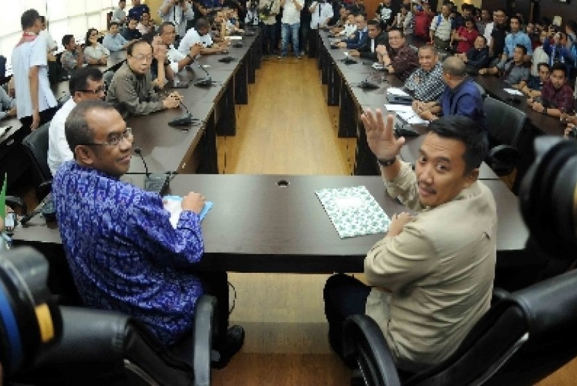 Menpora Imam Nahrawi bertemu dengan peserta klub ISL dan PT Liga Indonesia di gedung Kemenpora, Jakarta, Senin (27/4). 