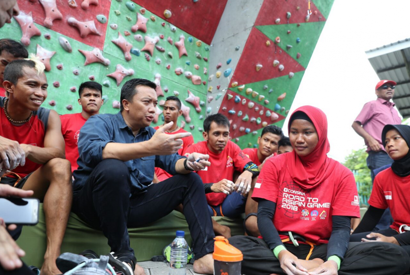 Youth Affairs and Sport Minister Imam Nahrawi meet rock climbing athletes.