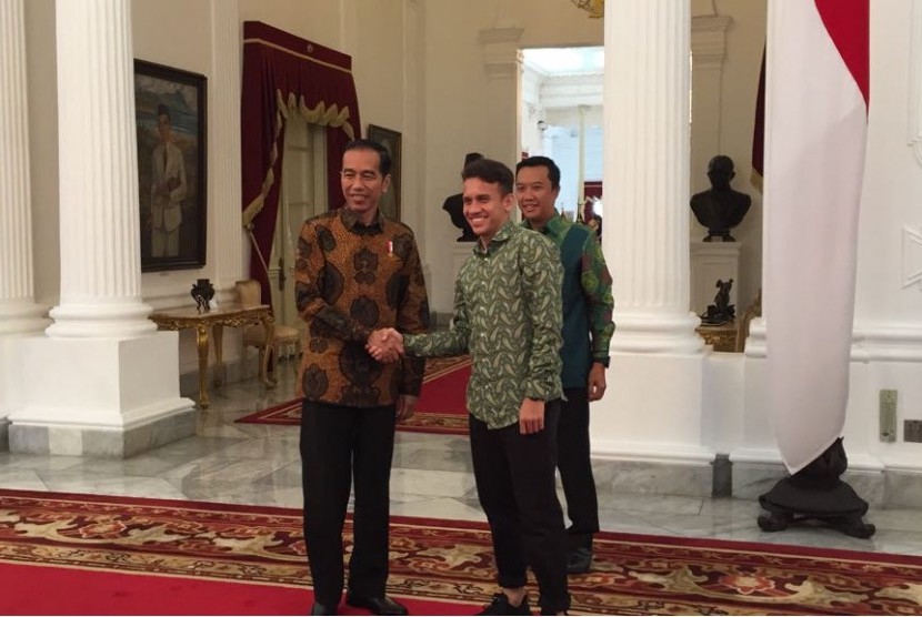 Menpora Imam Nahrawi dan pemain timnas U-19 dan U-23 Egy Maulana Vikri diterima di Istana Merdeka untuk bertemu Presiden Jokowi, Jumat (23/3).
