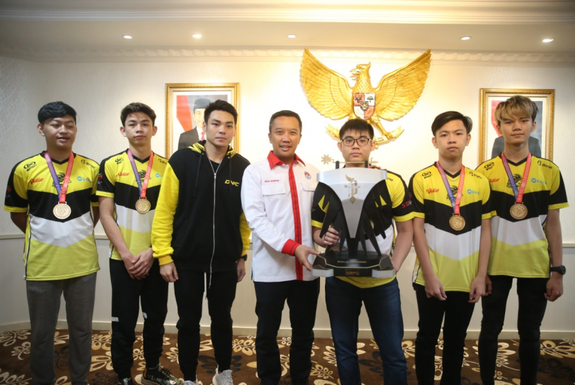 Menpora Imam Nahrawi didampingi Deputi Bidang Pembudayaan Olahraga Raden Isnanta menerima Tim Onic Esports yang sukses merebut trofi Piala Presiden E-Sports 2019 Mobile Legends di ruang kerjanya, Senin (1/1) sore.