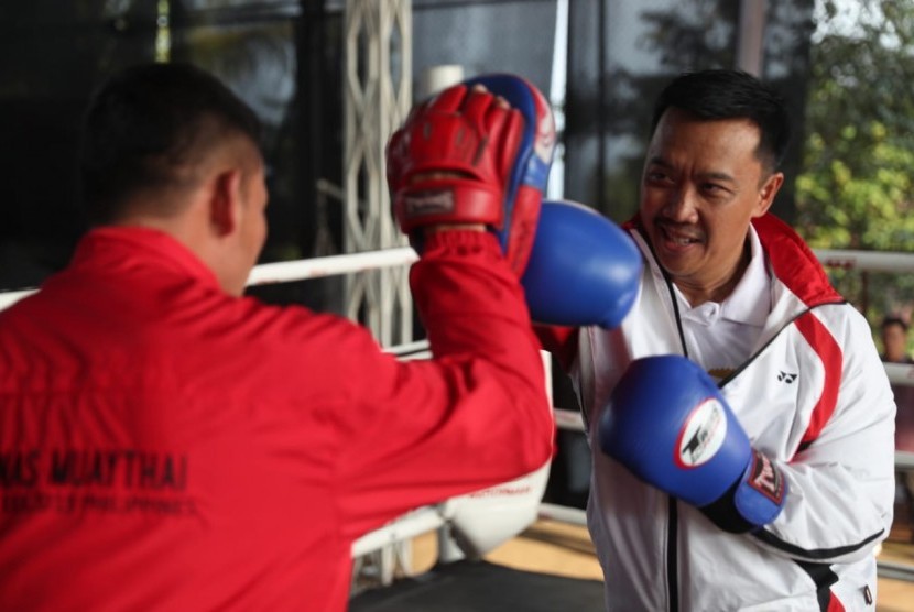 Menpora Imam Nahrawi didampingi Plt Deputi Bidang Peningkatan Prestasi Yuni Poerwanti meninjau Pemusatan Latihan Nasional (Pelatnas) Sea Games 2019 cabang Olahraga (Cabor) Beladiri Muaythai di Rizen Kedaton Resort, Jl. Lodaya, Gn. Geulis, Kec. Sukaraja, Bogor, Jawa Barat, Jumat (12/7) siang