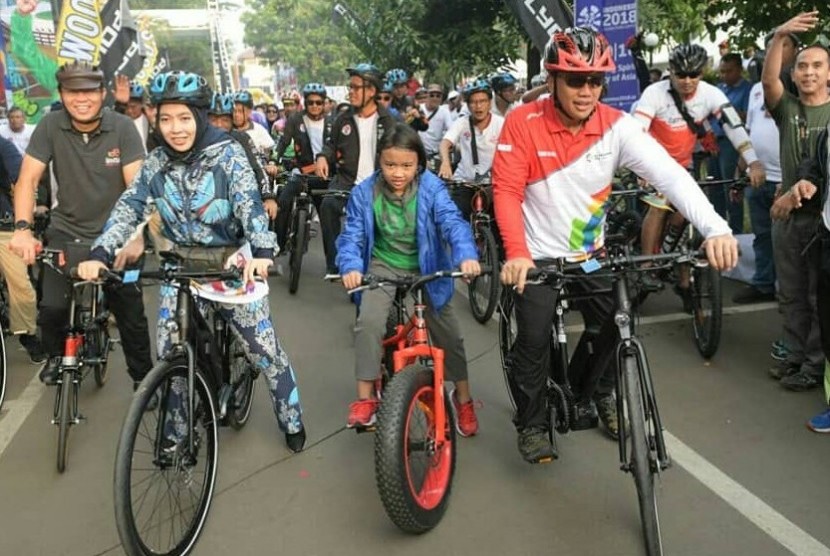 Menpora Imam Nahrawi (kanan) bersama istri (kiri) dan anak.