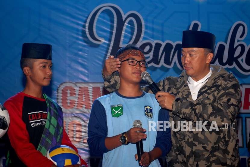 Menpora Imam Nahrawi (kanan) memberikan pertanyaan kepada pelajar pada peresmian Pembukaan Camp Religi V dan Apel Akbar 10.000 Brigade Masjid se-Indonesia di Sukabumi, Jawa Barat, Selasa (18/9).