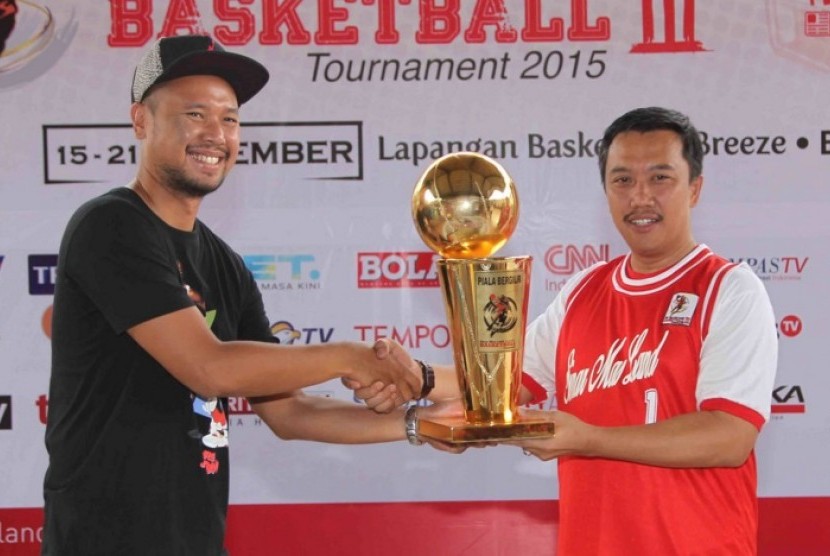 Menpora Imam Nahrawi (kanan) menerima penyerahan piala bergilir SMLJBT dari perwakilan juara bertahan tim Trans TV.