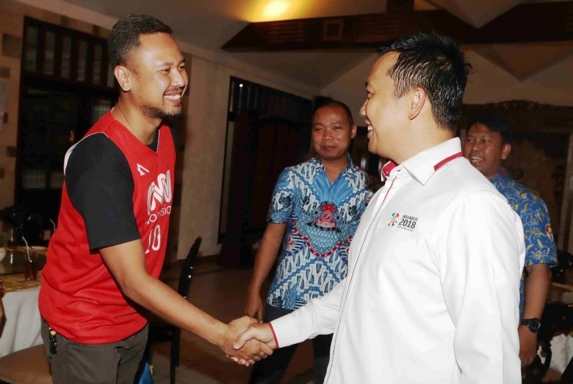 Menpora Imam Nahrawi (kanan) menyalami guard CNN Indonesia Trans Media, Erlangga Wisnuaji, dalam acara syukuran Ibbamnas 2018 di Jakarta, Senin (14/5) malam. Menpora memberikan bonus kepada tim CNN Trans Media sebagai juara.