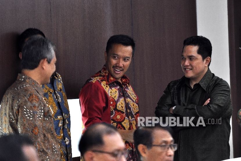 Menpora Imam Nahrawi (kedua kanan) berbincang dengan Ketua KOI, Erick Thohir (kanan) dan penjabat terkait jelang Rapat Koordinasi Tingkat Menteri di Kantor Kemenko PMK, Jakarta, Senin (2/10).