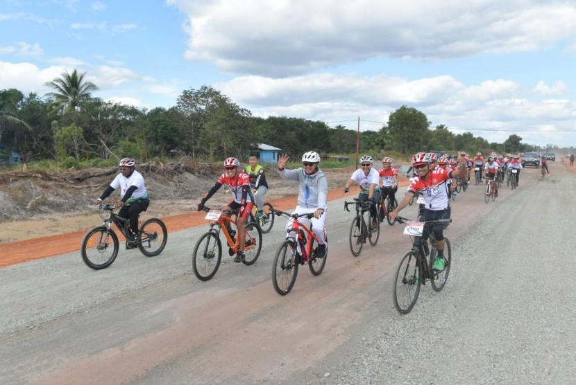 Menpora Imam Nahrawi (kedua kanan depan) melahap rute sepanjang 11 km dengan bersepeda dalam gelaran Gowes Nusantara 2019 Etape Merauke, Senin (22/7) sore.