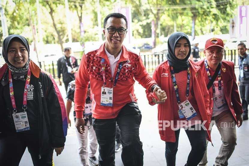 Menpora Imam Nahrawi (kedua kiri) bersama atlet Judo Indonesia Miftahul Jannah (kedua kanan) tiba untuk menggelar konferensi pers di GBK Arena, Jakarta, Selasa (9/10). 