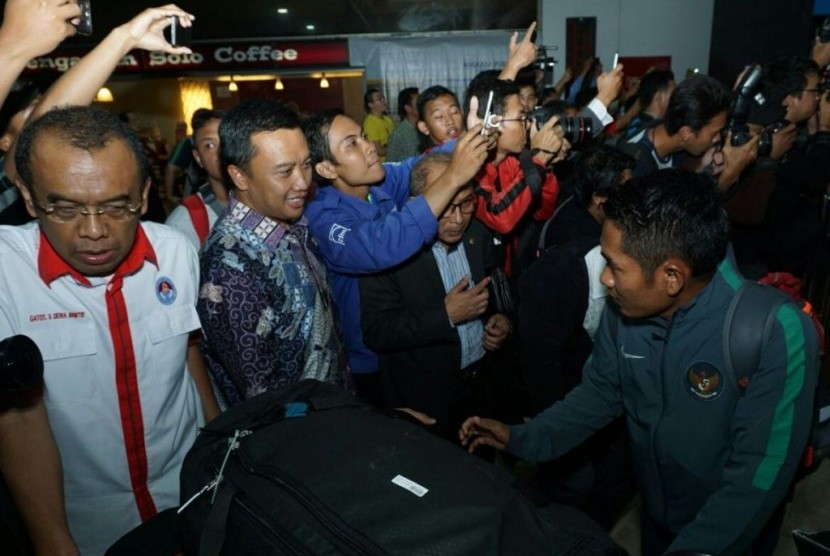 Menpora Imam Nahrawi (kedua kiri) saat menyambut kedatangan skuat timnas Indonesia di Bandara Soekarno Hatta, Kamis (8/12).