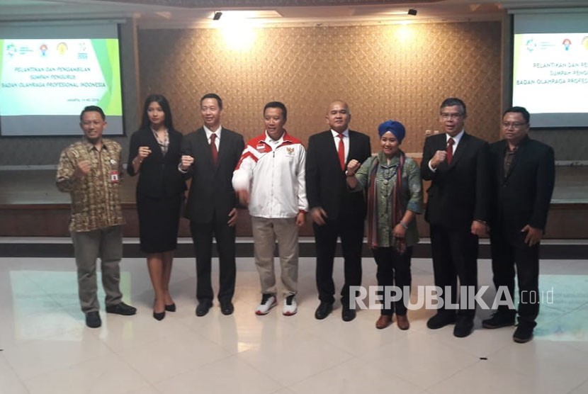 Menpora Imam Nahrawi (keempat kiri) bersama pengurus baru BOPI di Jakarta, Senin (14/5).