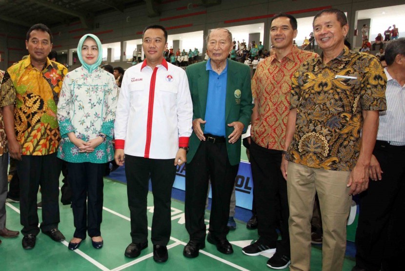 Menpora Imam Nahrawi (ketiga kiri), Ciputra (ketiga kanan), dan Gita Wirjawan (kedua kanan) dalam peresmian GOR Jaya Raya di Tangsel, Kamis (15/9)