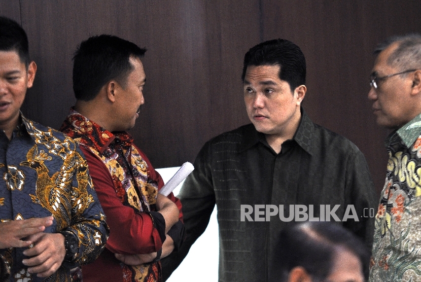  Menpora Imam Nahrawi (kiri) berbincang dengan Ketua KOI, Erick Thohir (kedua kanan) jelang Rapat Koordinasi Tingkat Menteri di Kantor Kemenko PMK, Jakarta, Senin (2/10).