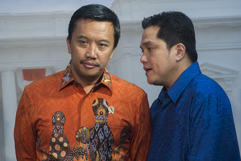 Menpora Imam Nahrawi (kiri) berbincang dengan Ketua Umum KOI Erick Thohir (kanan) usai mengikuti rapat kabinet terbatas di Kantor Kepresidenan, Jakarta, Senin (11/1).