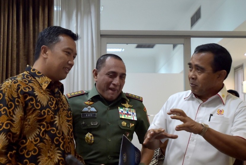 Menpora Imam Nahrawi (kiri) bersama Ketua Umum KONI Pusat Tono Suratman (kanan) dan Ketua PSSI Edy Rahmayadi berbincang sebelum rapat terbatas tentang percepatan pembangunan persepakbolaan nasional di kantor presiden, Jakarta, Selasa (24/1).