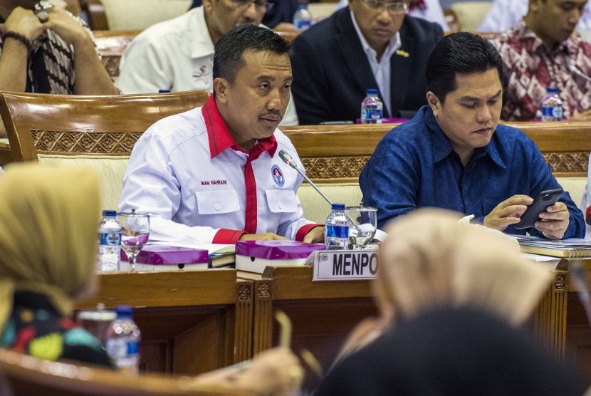 Menpora Imam Nahrawi (kiri) didampingi Ketua Indonesia Asian Games Organizing Committee (INASGOC) Erick Thohir (kanan) menghadiri rapat kerja dengan Komisi X DPR di Komplek Parlemen Senayan, Jakarta, Kamis (13/10). 