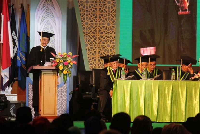 Menpora Imam Nahrawi (kiri) menyampaikan orasi ilmiah disela pengukuhan gelar Doktor Honoris Causa di Gedung Sport Center and Multipurpose UIN Sunan Ampel, Surabaya, Jawa Timur, Kamis (14/9). 