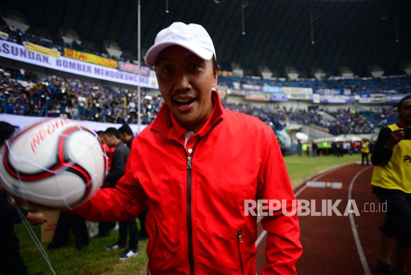 Menteri Pemuda dan Olahraga Imam Nahrowi membagikan bola bertandatangan Presiden Joko Widodo ke Suporter pada pembukaan Piala Presiden 2018 di Stadion Gelora Bandung Lautan Api, Bandung, Jawa Barat, Selasa (16/1).