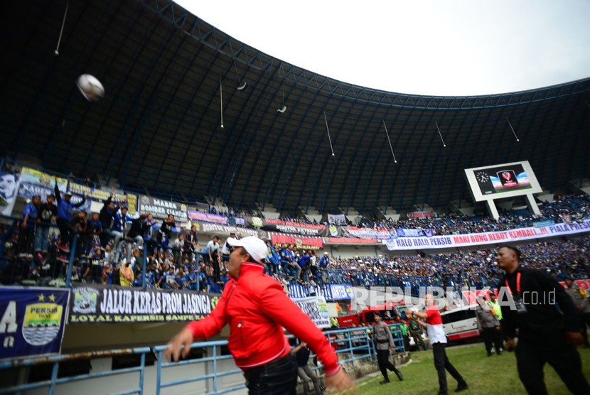 Menteri Pemuda dan Olahraga Imam Nahrowi membagikan bola bertandatangan Presiden Joko Widodo ke Suporter pada pembukaan Piala Presiden 2018 di Stadion Gelora Bandung Lautan Api, Bandung, Jawa Barat, Selasa (16/1).